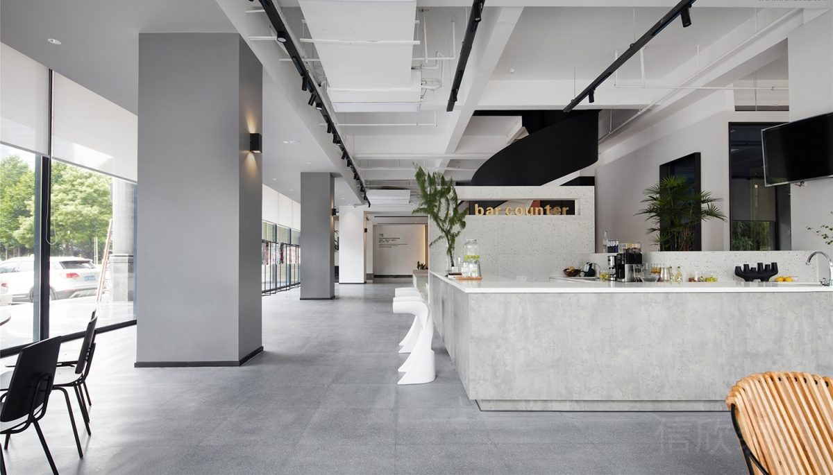 茶水間辦公室裝修設(shè)計(jì)拐角處半墻設(shè)計(jì)墻柱效果圖水磨石地板