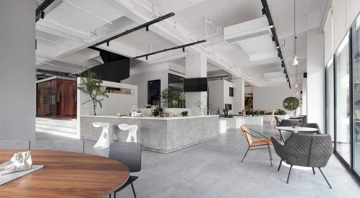 過(guò)道交界處辦公室裝修設(shè)計(jì)效果休息區(qū)現(xiàn)代簡(jiǎn)約風(fēng)半墻隔斷茶水間黑色金屬燈飾效果