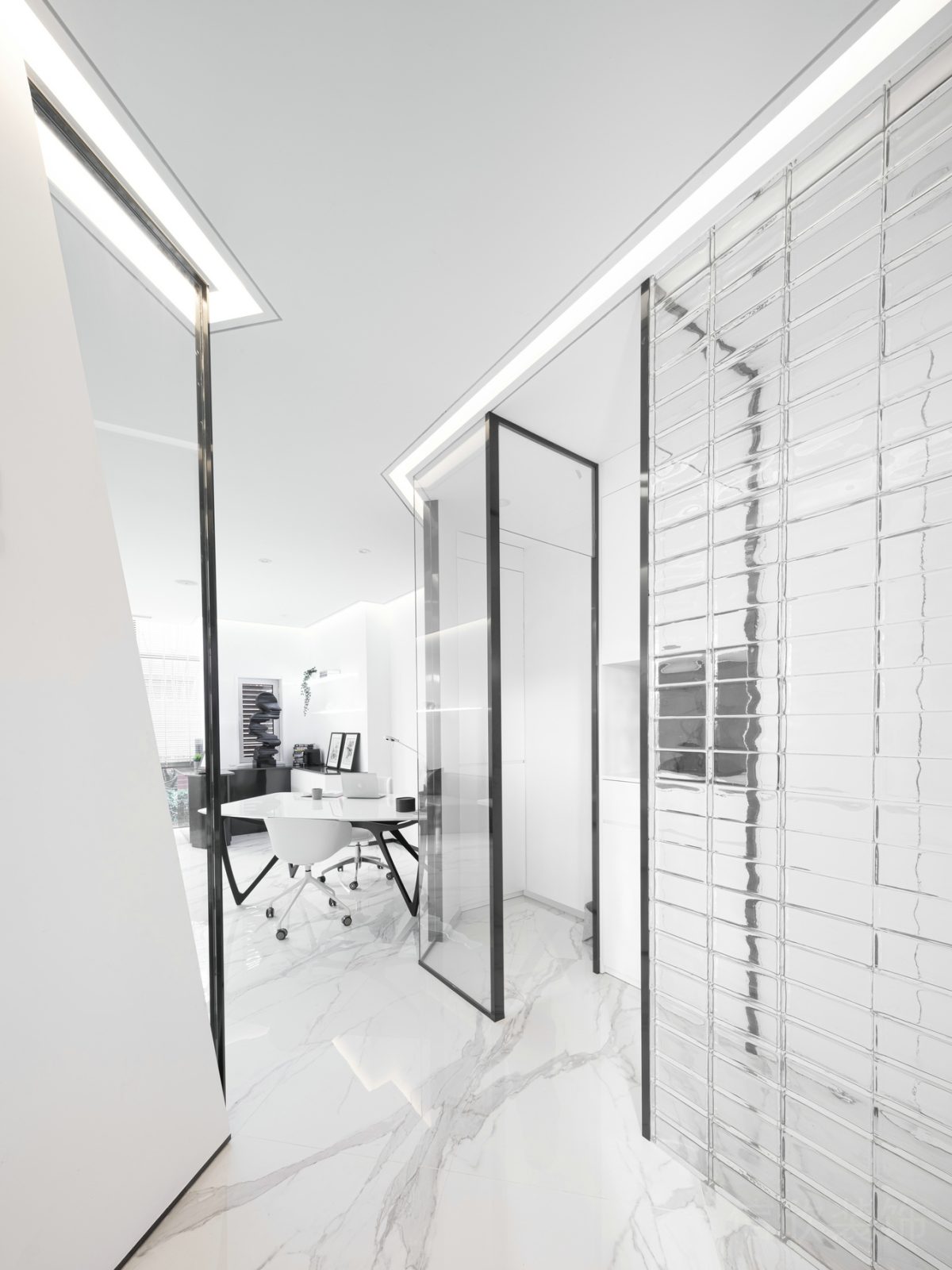 黑白色調(diào)效果圖辦公室裝修設(shè)計(jì)透色玻璃隔斷大理石過道效果