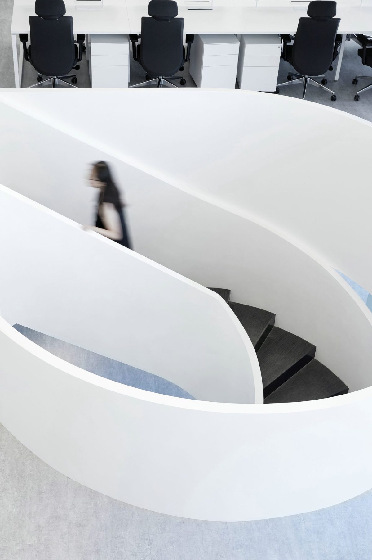 黑白色調(diào)旋轉(zhuǎn)樓梯辦公室過道休息區(qū)經(jīng)典色彩效果裝修集墻板效果圖