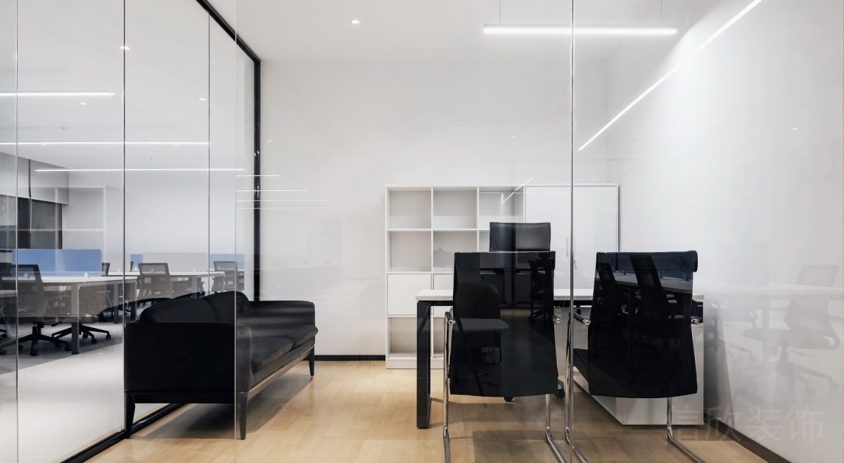 黑色沙發(fā)裝修設(shè)計(jì)效果玻璃隔斷會(huì)議室裝修黑白色調(diào)木質(zhì)地板