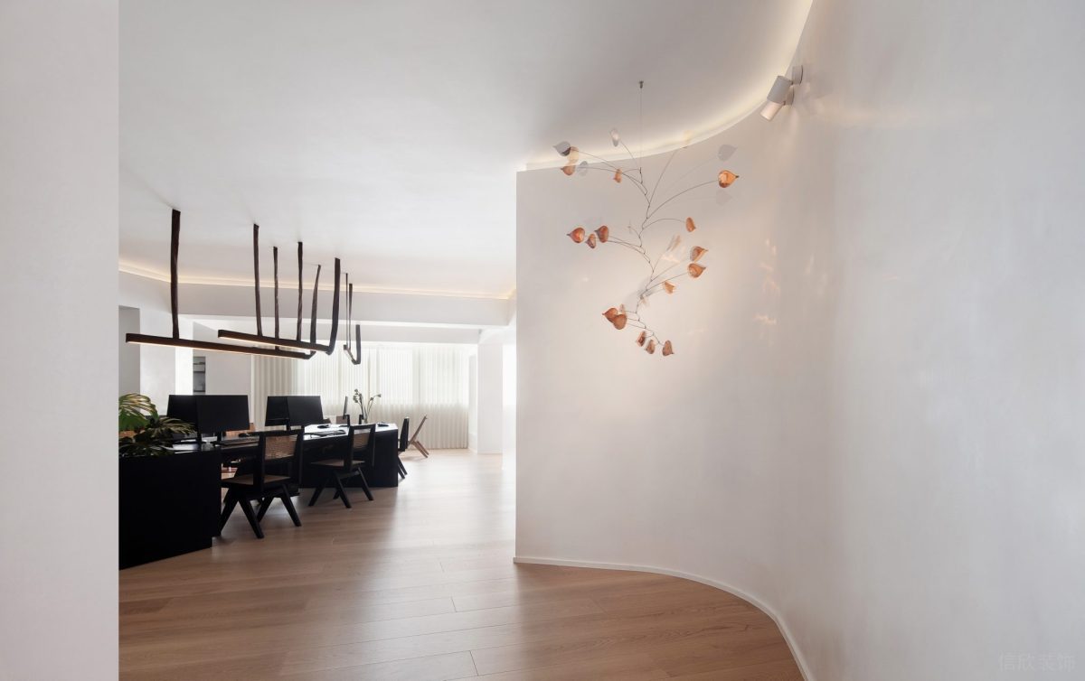 弧線墻體隔斷辦公室裝修設(shè)計(jì)木質(zhì)地板會(huì)議室裝修圖