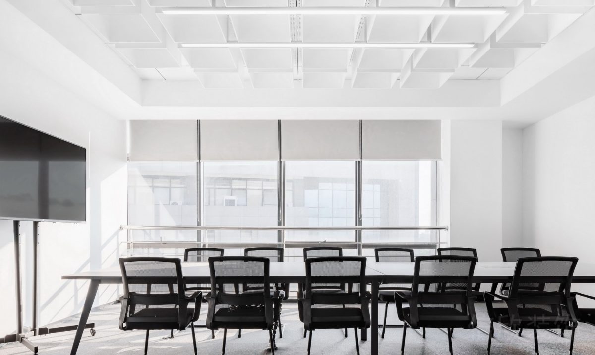 會(huì)議室裝修設(shè)計(jì)黑白色調(diào)玻璃隔斷效果圖白色裝修設(shè)計(jì)