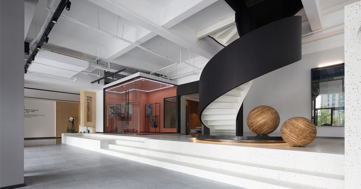 階梯式辦公室裝修效果圖黑白色調(diào)現(xiàn)代簡(jiǎn)約風(fēng)設(shè)計(jì)玻璃隔斷工作室設(shè)計(jì)