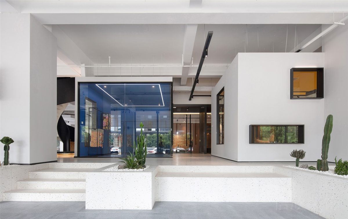 藍(lán)色玻璃獨(dú)立分割空間過(guò)道階梯式辦公室裝修設(shè)計(jì)