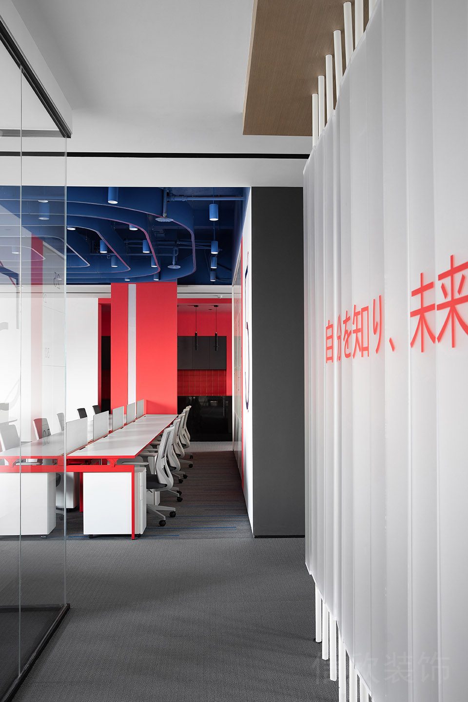 磨砂折疊白色效果圖裝修地毯灰色調(diào)辦公室裝修設(shè)計(jì)玻璃隔斷直線式長(zhǎng)桌