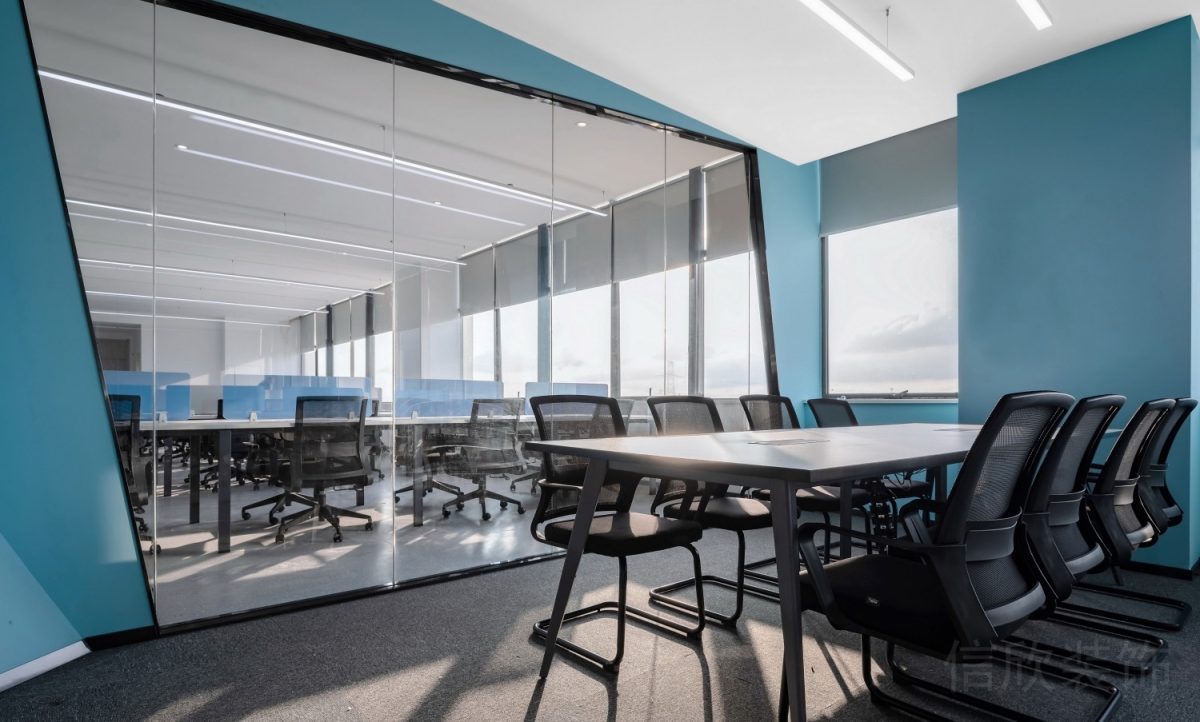 深圳辦公室裝修設(shè)計(jì)天藍(lán)色辦公室會(huì)議室效果玻璃隔斷