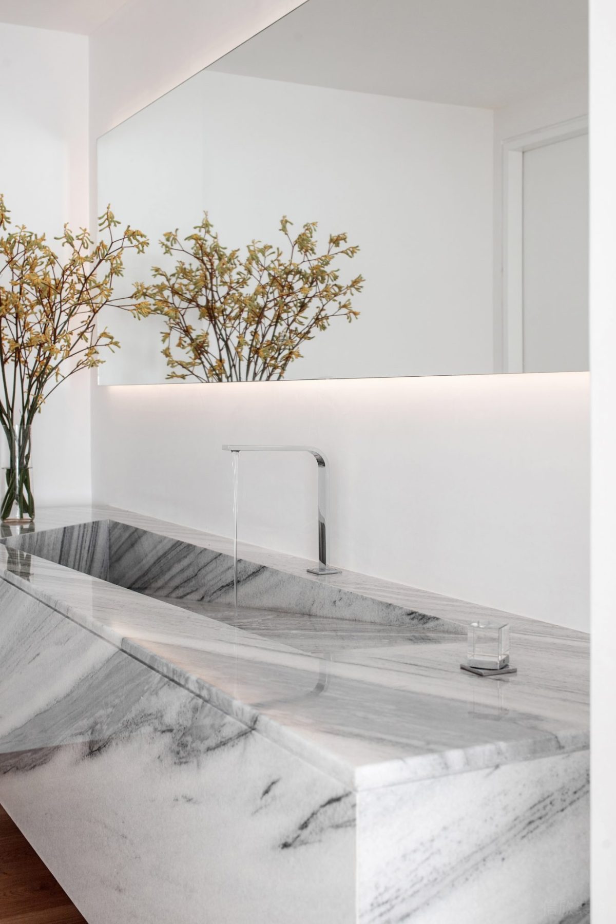 深圳辦公室裝修設(shè)計(jì)衛(wèi)生間大理石高端意大利進(jìn)口定制設(shè)計(jì)一體式斜面洗手池設(shè)計(jì)鏡面效果