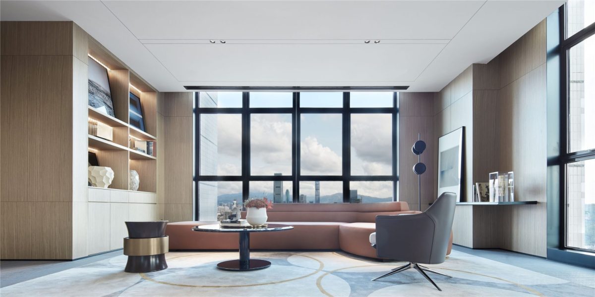 原木風辦公室裝修設(shè)計效果深圳辦公室裝修設(shè)計皮革沙發(fā)高端商務(wù)風效果定制地毯環(huán)保玻璃隔斷效果