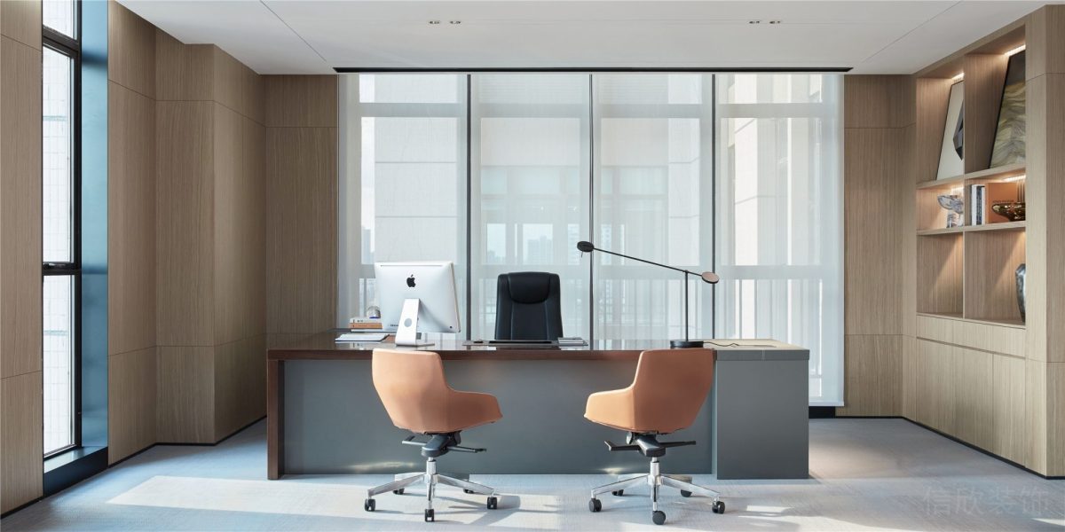 總監(jiān)辦公室裝修玻璃墻體隔斷效果木飾面內(nèi)嵌墻體儲物柜玻璃隔斷裝修圖