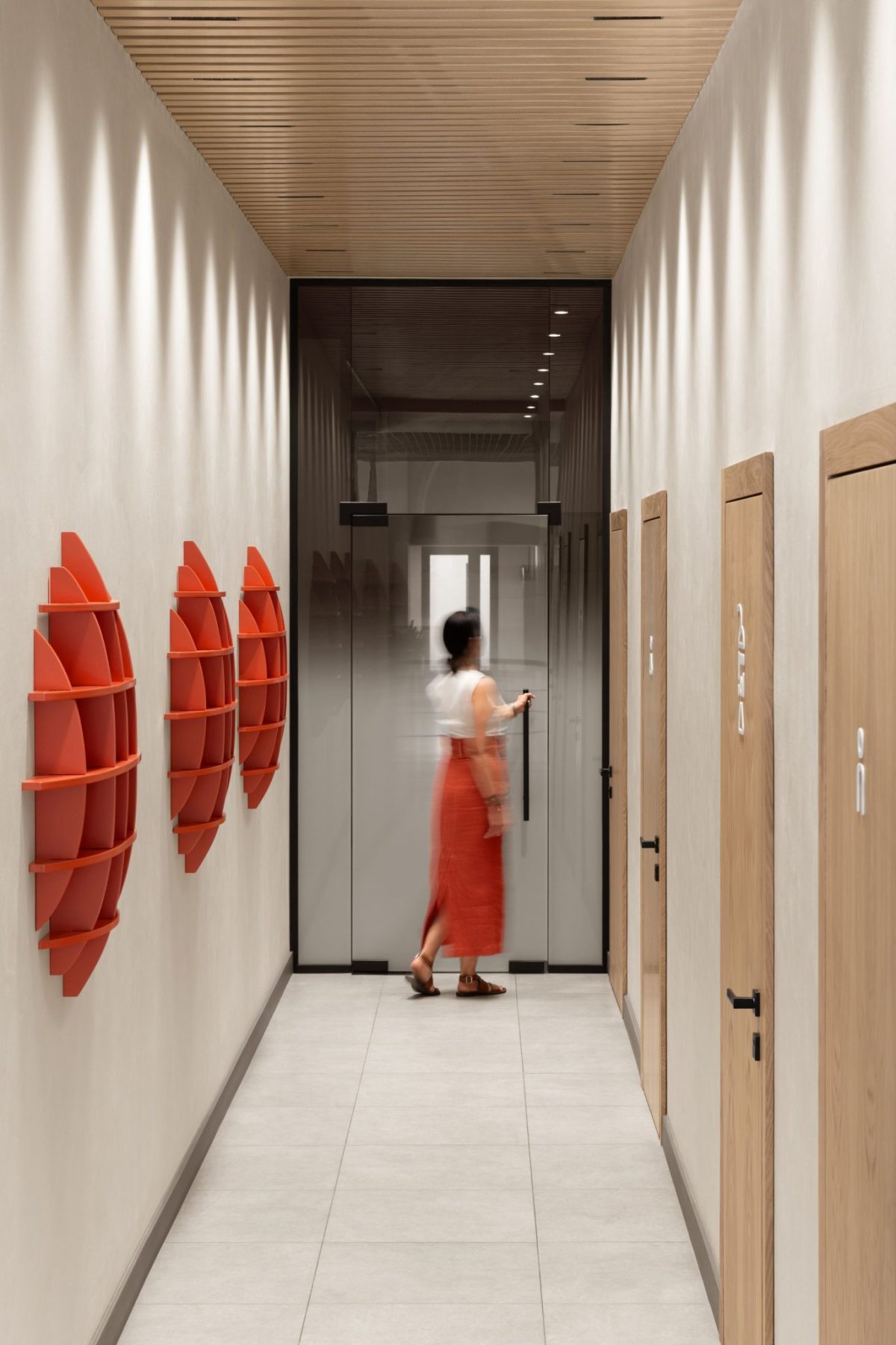 辦公室過(guò)道墻面紅色展架