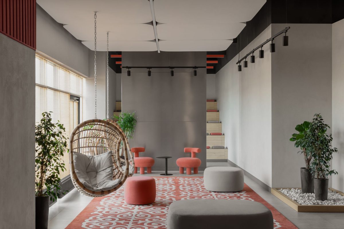 辦公室靠窗戶邊休息區(qū)紅色花紋地毯